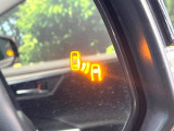 【ブラインドスポットモニター】走行中、ドアミラーの死角になりやすい箇所に後続車が接近するとサイドミラーのレンズに警告を表示!ドライバーに注意喚起をしてくれます。