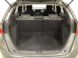 ラゲッジも広く使いやすいトランクは、開口部も広く荷物の積み下ろしもしやすいお車となっております。リアシートの背もたれは6:4の割合で分割して可倒できるので、長いお荷物などを載せることもできます。