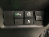 ハンドルの右側にはヘッドライトレベライザーとHondaセンシング用のVSA解除スイッチなどがついています。ヘッドライトレベライザーは道路状況や積荷の加重に応じてライトの高さを調節できます。