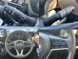 ステアリングスイッチでオーディオ操作が手元でできるので、ハンドルから手を離さずに運転できます。