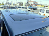 サンルーフからの太陽光により車内が明るくなることで解放感を感じることが出来ます!ルーフラックなどのカスタムも可能になりますのでお気軽にご相談ください☆