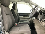 広い足元にゆったり座れるシートです。運転席と助手席の間が空いているため、助手席側への移動がスムーズです。交通量の多い道でも、助手席側から乗り降りができます。