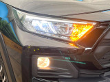 【LEDヘッドライト】悪天候や夜間走行時も良好な視界を確保し安心して運転できる高輝度LEDヘッドライトを装備!点灯速度が早く、消費電力も抑えられています。