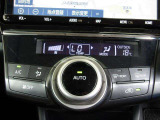 左右独立で温度調節ができるオートエアコンを装着しておりますのでドライブも快適に楽しめます!