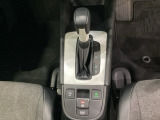 CVT車のセレクトレバーです。低速から高速まで、変速ショックのないスムーズな走りと、エンジン効率のよい領域を維持して燃費にも貢献します。サイドブレーキはスイッチ操作の電子制御パーキングブレーキです。