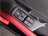 電動格納ドアミラーが狭い駐車スペースでの取り扱いをスムーズに。ワンタッチでミラーを折りたたみ、便利さと車両の保護を両立させます。