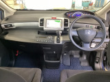 車内は光触媒抗菌消臭施工済です。インパネ周りはスタイリッシュなデザインです。グローブボックスやカップホルダーのほかにトレーなどたくさんの収納スペースが付いています。