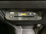エアコン操作パネルの下にETCがついています。高速道路の料金所の通過も楽々です!。 カードの取り出しもしやすい場所についています。
