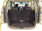 開口部も広く荷物の積み下ろしもしやすいお車となっております。シートを前方にスライドさせれば、さらに荷室を広げられます。また、床下にも収納スペースがあります。