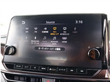 『1台』のお車に対して、3名体制で日々議論を重ね仕入れを行っております。