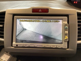 ギヤをR(バック)に入れるとナビの画面に後ろの映像が映るリアカメラ付です。後退時、コンディションが悪い視界でもカラーバックモニターがドライバーをサポートします。