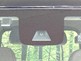【エマージェンシーブレーキ】走行中に前方の車両等を認識し、衝突しそうな時は警報とブレーキで衝突回避と被害軽減をアシスト。より安全にドライブをお楽しみいただけます。