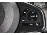適切な車間距離を保つためにアダプティブクルーズコントロール(ACC)予め設定した車速内でクルマが自動的に加減速。先行車との適切な車間距離を維持しながら追従走行し、ドライバーの運転負荷を軽減します。