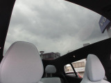 明るく開放的な車内をお楽しみください