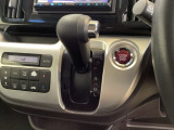 CVT車のセレクトレバーです。低速から高速まで、変速ショックのないスムーズな走りを実現するとともに、エンジン効率のよい領域を維持することで燃費にも貢献します。