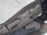 【ハイトアジャスター】レバーの上下操作だけで、座面を運転しやすい高さへ簡単に調節できます。