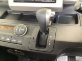 CVT車のセレクトレバーです。低速から高速まで、変速ショックのないスムーズな走りを実現するとともに、エンジン効率のよい領域を維持することで燃費にも貢献します。