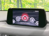 【マツダコネクトナビ】車内の雰囲気にマッチした一体型タイプのナビ。各種車輌設定やBluetooth再生等、様々な機能が楽しめます。直感的なダイヤル操作が可能で、使い勝手も良好です。