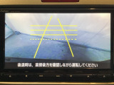 バックでの車庫入れも安心です! リアカメラが付いているバックモニター付のナビを装備しております。操作線もついており距離感も画面から確認できます。