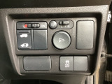 左側電動スライドドアは運転席から操作ができるよう、操作スイッチが付いています。VSA(ABS+TCS+横滑り抑制)解除スイッチなども装備しています。