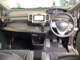 車内は光触媒抗菌消臭施工済です。インパネ周りはスタイリッシュなデザインです。グローブボックスやカップホルダーのほかにトレーなどたくさんの収納スペースが付いています。
