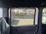 後部座席の窓にロールサンシェードがついているので、日差しが眩しい時に役に立ちます。