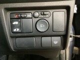 左側電動スライドドアは運転席からでも操作ができるように、ハンドル付近に開閉の操作スイッチが付いています。その横には電動格納付きパワーミラーの操作スイッチもついています。