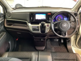 車内は光触媒抗菌消臭施工済です。インパネ周りはスタイリッシュなデザインで機能や装備も充実しています。グローブボックスやカップホルダーのほかにトレーなどたくさんの収納スペースが付いています。
