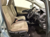 広い足元にゆったり座れるシートには肘掛けも装備しており長距離の運転でも疲れにくくなってます。女性でも運転がしやすいように、シートの高さ調整機能(シートリフター)がついています。
