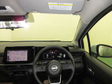 ドライバー目線で、使いやすく安全操作性と良好な視界を実現した運転席です。