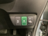ハンドルの右側にはヘッドライトレベライザーとVSA(ABS+TCS+横滑り抑制)の解除スイッチがついています。ヘッドライトレベライザーは道路状況や積荷の加重に応じてライトの高さを調節できます。