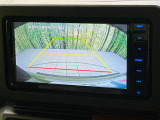 【バックカメラ】駐車時に後方がリアルタイム映像で確認できます。大型商業施設や立体駐車場での駐車時や、夜間のバック時に大活躍!運転スキルに関わらず、今や必須となった装備のひとつです!