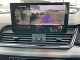 駐車に便利なバックカメラ。上空から見たような映像で、車両周辺を確認できます。