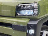 【LEDヘッドライト】悪天候や夜間走行時も良好な視界を確保し安心して運転できる高輝度LEDヘッドライトを装備!点灯速度が早く、消費電力も抑えられています。