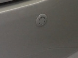 コーナーセンサーを車の前後に装備。障害物までの距離に応じて警告音を変えてお知らせ。縦列駐車時や駐車場・車庫などでの取り回しをサポートします。詳細は販売店スタッフまでおたずねください。
