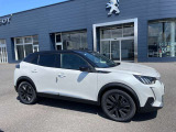 サービス工場も併設しております。フランス車を知り尽くしたスタッフが専門知識を発揮し、みなさまの愛車を常に良い状態、良いパフォーマンスが発揮できるよう、丁寧に整備をさせていただきます。