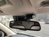 インテリジェントミラーで後ろに荷物を沢山載せていてもフル乗車でも後ろにカメラが搭載してるので後方視界バッチリ♪