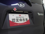 このタントにはバックモニター用のカメラがバックドアに装備されています(写真矢印)対応するカーナビ等を装備すれば、安全確認に便利なバックモニター機能をご利用いただけます。