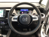 運転にかかわる様々な操作を安全に行えるように視点移動が少なく操作性に配慮されたスイッチ類が凝縮されたコクピットです。