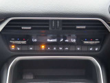 運転席と助手席それぞれ温度の設定が可能なエアコンです☆前席シート&ステアリングヒーター付で快適なドライブを楽しめます♪