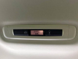 【リアオートエアコン】広い後部座席には必須の機能!風量や温度を自動で調整し前席と同様な車内環境にしてくれるリアオートエアコンを装備。夏の暑さも冬の寒さもストレスなく快適にお過ごしいただけます♪
