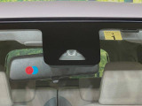 【スマートアシスト】走行中に前方の車両等を認識し、衝突しそうな時は警報とブレーキで衝突回避と被害軽減をアシスト。より安全にドライブをお楽しみいただけます。