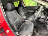運転席まわりには十分なスペースがあり、大柄な方でもゆったり運転していただける環境です。