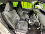 運転席まわりには十分なスペースがあり、大柄な方でもゆったり運転していただける環境です。