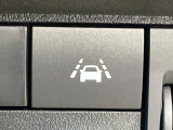 【車線逸脱警報】道路上の白(黄)線を認識し、意図せず走行中の車線からはみ出しそうになった時、メーター内の警告灯とブザーで注意喚起してくれる安心・安全機能です♪