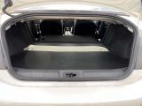 リヤシートを倒すとトランクルームと車内が貫通してゴルフバッグなど長尺の物も載せることができます!