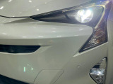 【LEDヘッドライト】悪天候や夜間走行時も良好な視界を確保し安心して運転できる高輝度LEDヘッドライトを装備!点灯速度が早く、消費電力も抑えられています。