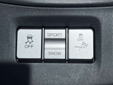 シフトレバー手前にはドライブモード切替やトラックモードへの切替スイッチがあります