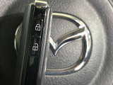 【アドバンストキー】カバンやポケットに入れたままでもドアの施錠・解錠が可能なスマートキーを装備。エンジンのオン・オフ時もカギを取り出す必要が無いからとっても便利です♪