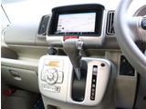 『1台』のお車に対して、3名体制で日々議論を重ね仕入れを行っております。